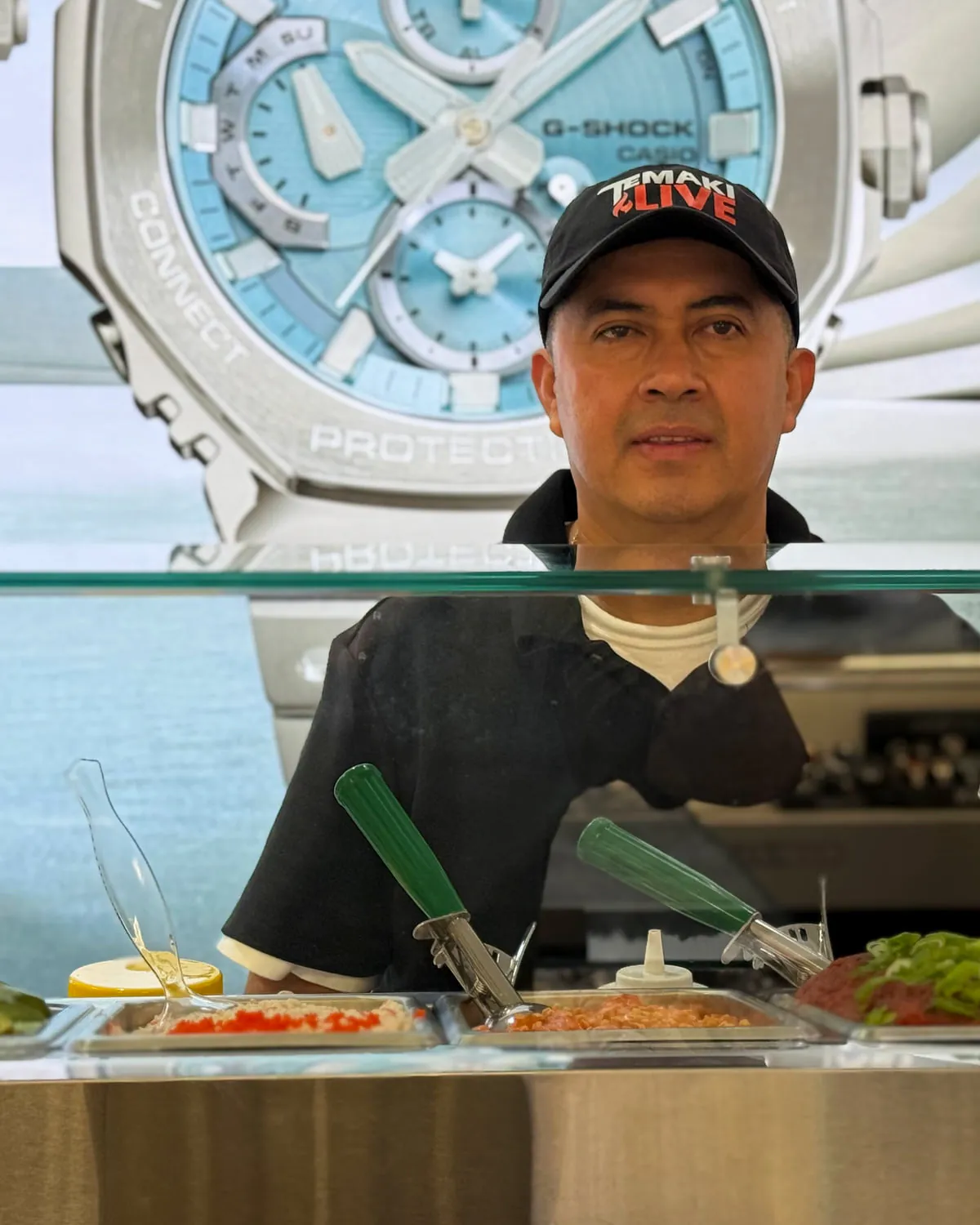 A Temaki Live chef working behind the counter at the Murad & Co event